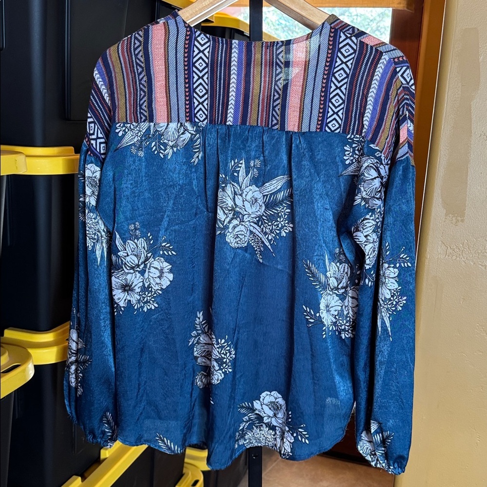 Hailey & Co Blue Floral Boho Blouse Women’s Size Medium Mixed Print Peasant Top - Picture 8 of 8